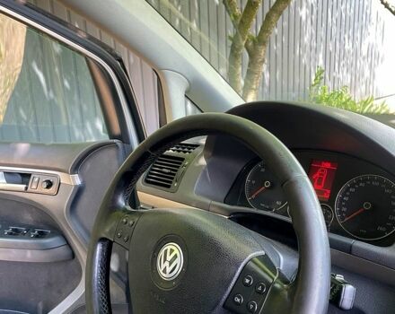 Серый Фольксваген Туран, объемом двигателя 2 л и пробегом 345 тыс. км за 6600 $, фото 1 на Automoto.ua