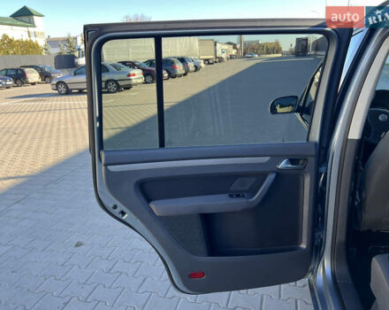 Серый Фольксваген Туран, объемом двигателя 1.4 л и пробегом 188 тыс. км за 6000 $, фото 45 на Automoto.ua