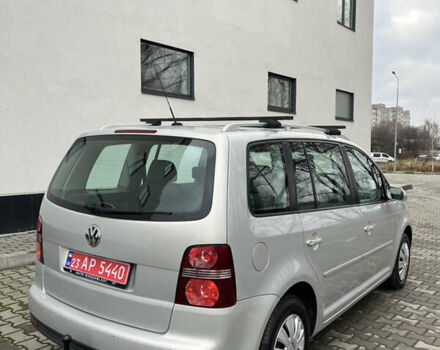 Серый Фольксваген Туран, объемом двигателя 1.6 л и пробегом 211 тыс. км за 7500 $, фото 4 на Automoto.ua