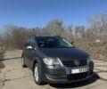 Серый Фольксваген Туран, объемом двигателя 2 л и пробегом 300 тыс. км за 3600 $, фото 1 на Automoto.ua