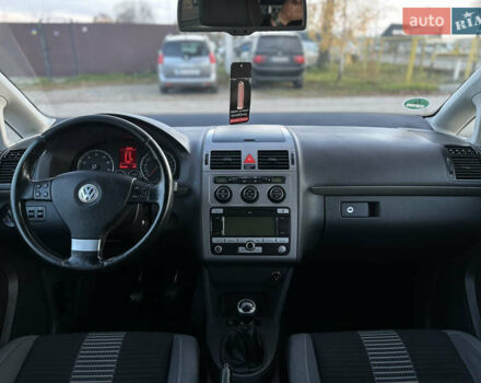 Серый Фольксваген Туран, объемом двигателя 1.6 л и пробегом 236 тыс. км за 8200 $, фото 48 на Automoto.ua