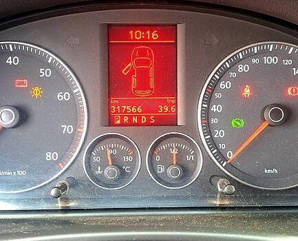 Серый Фольксваген Туран, объемом двигателя 1.4 л и пробегом 317 тыс. км за 7500 $, фото 4 на Automoto.ua