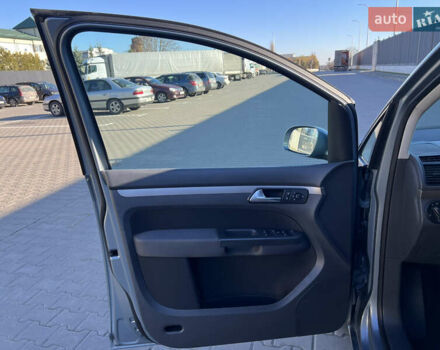 Серый Фольксваген Туран, объемом двигателя 1.4 л и пробегом 188 тыс. км за 6000 $, фото 58 на Automoto.ua