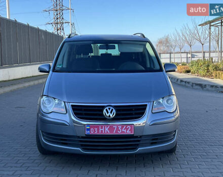 Серый Фольксваген Туран, объемом двигателя 1.4 л и пробегом 188 тыс. км за 6000 $, фото 1 на Automoto.ua