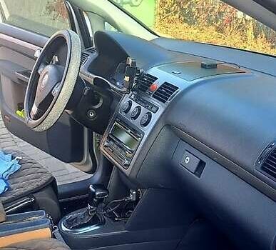 Серый Фольксваген Туран, объемом двигателя 1.4 л и пробегом 317 тыс. км за 7500 $, фото 3 на Automoto.ua