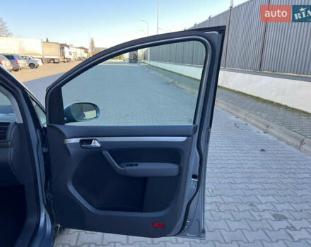 Серый Фольксваген Туран, объемом двигателя 1.4 л и пробегом 188 тыс. км за 6000 $, фото 53 на Automoto.ua