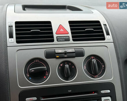 Серый Фольксваген Туран, объемом двигателя 1.6 л и пробегом 174 тыс. км за 7450 $, фото 53 на Automoto.ua