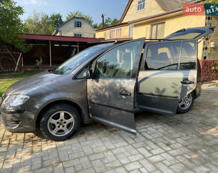 Серый Фольксваген Туран, объемом двигателя 1.6 л и пробегом 201 тыс. км за 8700 $, фото 5 на Automoto.ua