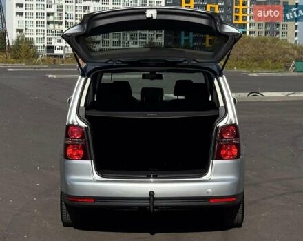 Серый Фольксваген Туран, объемом двигателя 1.6 л и пробегом 278 тыс. км за 8200 $, фото 16 на Automoto.ua