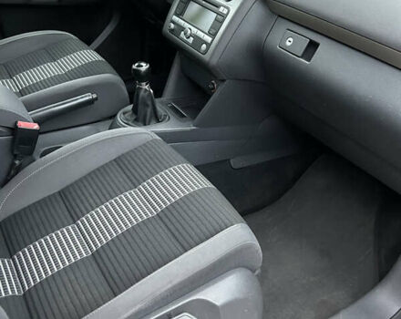 Серый Фольксваген Туран, объемом двигателя 1.6 л и пробегом 221 тыс. км за 8250 $, фото 38 на Automoto.ua