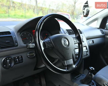 Сірий Фольксваген Туран, об'ємом двигуна 2 л та пробігом 190 тис. км за 9500 $, фото 25 на Automoto.ua