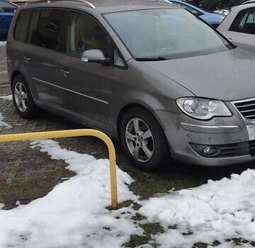 Серый Фольксваген Туран, объемом двигателя 2 л и пробегом 198 тыс. км за 7600 $, фото 1 на Automoto.ua