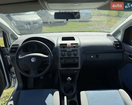 Серый Фольксваген Туран, объемом двигателя 1.6 л и пробегом 230 тыс. км за 7770 $, фото 2 на Automoto.ua