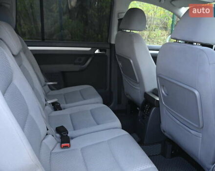 Сірий Фольксваген Туран, об'ємом двигуна 2 л та пробігом 190 тис. км за 9500 $, фото 43 на Automoto.ua