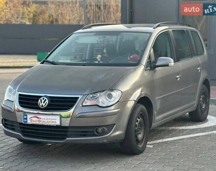 Серый Фольксваген Туран, объемом двигателя 2 л и пробегом 214 тыс. км за 5999 $, фото 1 на Automoto.ua