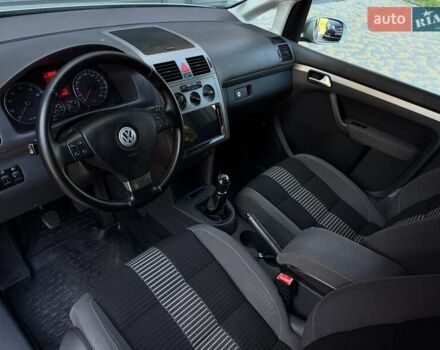 Серый Фольксваген Туран, объемом двигателя 1.6 л и пробегом 278 тыс. км за 8200 $, фото 5 на Automoto.ua