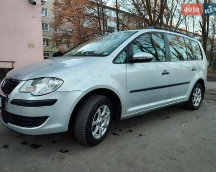 Серый Фольксваген Туран, объемом двигателя 1.6 л и пробегом 260 тыс. км за 7500 $, фото 1 на Automoto.ua