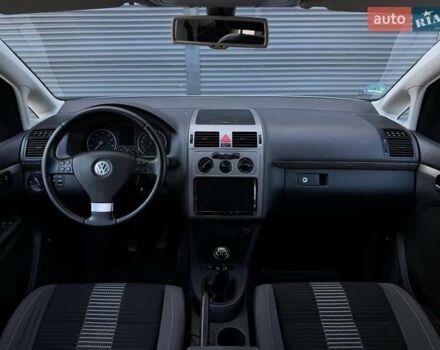 Серый Фольксваген Туран, объемом двигателя 1.6 л и пробегом 278 тыс. км за 8200 $, фото 9 на Automoto.ua