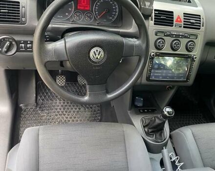 Серый Фольксваген Туран, объемом двигателя 1.6 л и пробегом 211 тыс. км за 9150 $, фото 27 на Automoto.ua