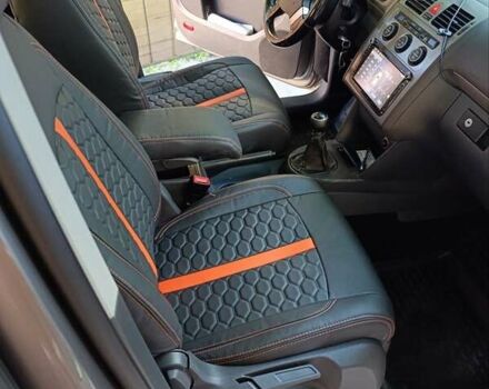 Серый Фольксваген Туран, объемом двигателя 1.9 л и пробегом 237 тыс. км за 7600 $, фото 3 на Automoto.ua