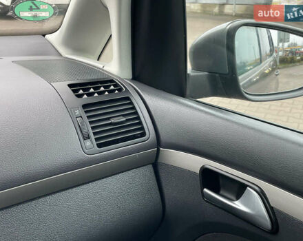 Серый Фольксваген Туран, объемом двигателя 1.6 л и пробегом 196 тыс. км за 8999 $, фото 124 на Automoto.ua