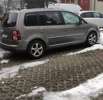 Серый Фольксваген Туран, объемом двигателя 2 л и пробегом 198 тыс. км за 7600 $, фото 2 на Automoto.ua