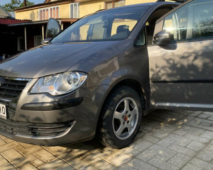 Серый Фольксваген Туран, объемом двигателя 1.6 л и пробегом 201 тыс. км за 8700 $, фото 4 на Automoto.ua