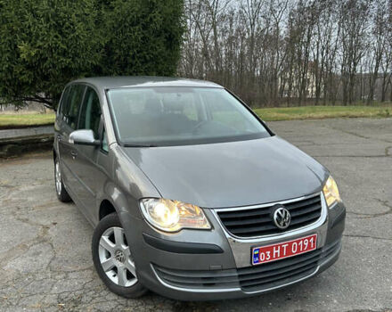 Серый Фольксваген Туран, объемом двигателя 1.6 л и пробегом 225 тыс. км за 8199 $, фото 1 на Automoto.ua