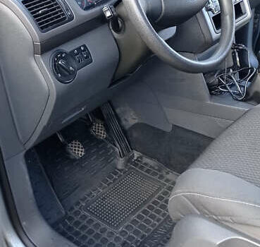 Серый Фольксваген Туран, объемом двигателя 1.6 л и пробегом 251 тыс. км за 6500 $, фото 4 на Automoto.ua