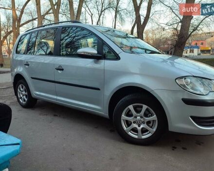 Серый Фольксваген Туран, объемом двигателя 1.6 л и пробегом 260 тыс. км за 7500 $, фото 2 на Automoto.ua