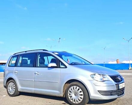 Серый Фольксваген Туран, объемом двигателя 1.6 л и пробегом 250 тыс. км за 7600 $, фото 1 на Automoto.ua