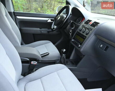 Сірий Фольксваген Туран, об'ємом двигуна 2 л та пробігом 190 тис. км за 9500 $, фото 49 на Automoto.ua