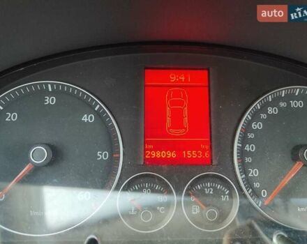 Серый Фольксваген Туран, объемом двигателя 1.9 л и пробегом 298 тыс. км за 7600 $, фото 2 на Automoto.ua