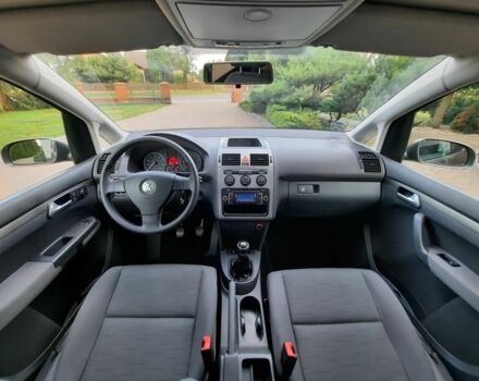 Серый Фольксваген Туран, объемом двигателя 1.6 л и пробегом 130 тыс. км за 7500 $, фото 6 на Automoto.ua