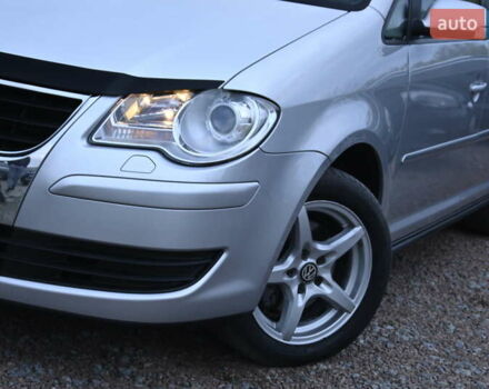 Сірий Фольксваген Туран, об'ємом двигуна 2 л та пробігом 190 тис. км за 9500 $, фото 5 на Automoto.ua