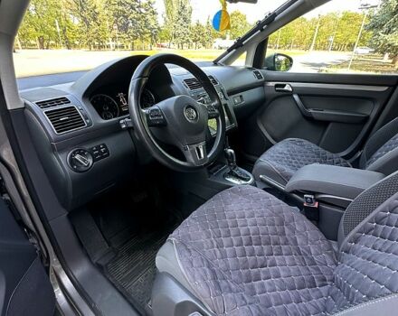 Серый Фольксваген Туран, объемом двигателя 1.4 л и пробегом 178 тыс. км за 8500 $, фото 4 на Automoto.ua