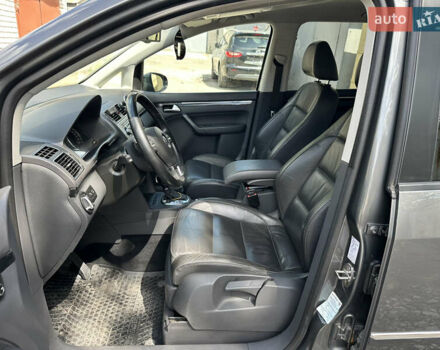 Серый Фольксваген Туран, объемом двигателя 1.97 л и пробегом 320 тыс. км за 12500 $, фото 4 на Automoto.ua