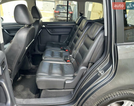 Серый Фольксваген Туран, объемом двигателя 1.97 л и пробегом 320 тыс. км за 12500 $, фото 5 на Automoto.ua