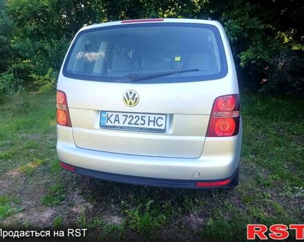 Серый Фольксваген Туран, объемом двигателя 1.4 л и пробегом 228 тыс. км за 7300 $, фото 4 на Automoto.ua