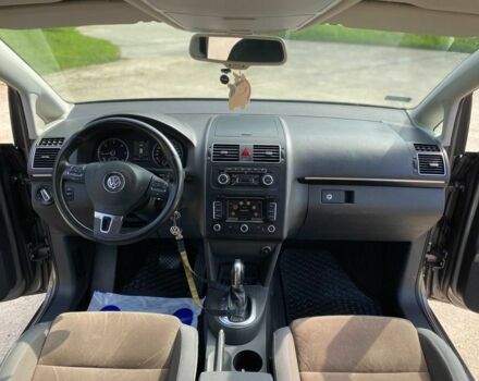 Сірий Фольксваген Туран, об'ємом двигуна 2 л та пробігом 178 тис. км за 3150 $, фото 5 на Automoto.ua