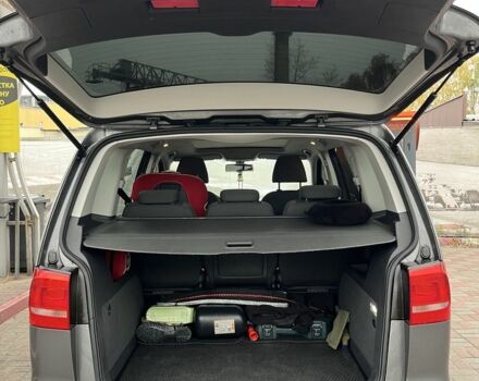 Серый Фольксваген Туран, объемом двигателя 1.6 л и пробегом 259 тыс. км за 9800 $, фото 5 на Automoto.ua