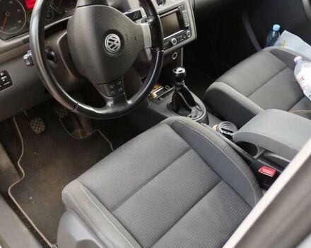 Серый Фольксваген Туран, объемом двигателя 1.97 л и пробегом 185 тыс. км за 9200 $, фото 2 на Automoto.ua