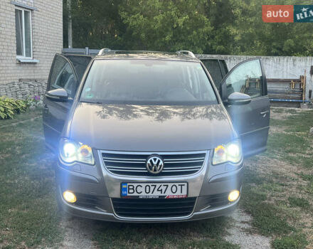 Серый Фольксваген Туран, объемом двигателя 1.97 л и пробегом 296 тыс. км за 10500 $, фото 1 на Automoto.ua