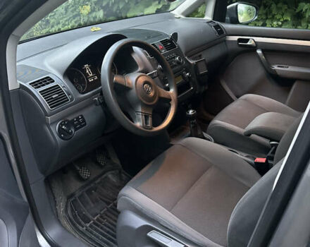 Серый Фольксваген Туран, объемом двигателя 1.6 л и пробегом 280 тыс. км за 10850 $, фото 5 на Automoto.ua