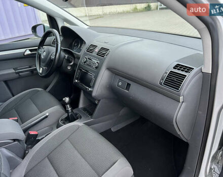 Серый Фольксваген Туран, объемом двигателя 1.4 л и пробегом 223 тыс. км за 7850 $, фото 61 на Automoto.ua