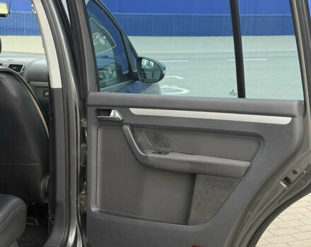 Серый Фольксваген Туран, объемом двигателя 1.6 л и пробегом 354 тыс. км за 8900 $, фото 16 на Automoto.ua