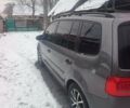 Серый Фольксваген Туран, объемом двигателя 1.6 л и пробегом 336 тыс. км за 9800 $, фото 2 на Automoto.ua