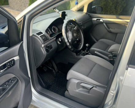 Серый Фольксваген Туран, объемом двигателя 1.6 л и пробегом 262 тыс. км за 8800 $, фото 7 на Automoto.ua