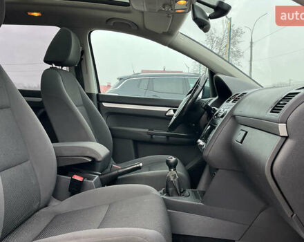 Серый Фольксваген Туран, объемом двигателя 1.6 л и пробегом 244 тыс. км за 9999 $, фото 24 на Automoto.ua