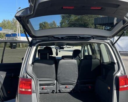 Серый Фольксваген Туран, объемом двигателя 1.6 л и пробегом 301 тыс. км за 9000 $, фото 4 на Automoto.ua